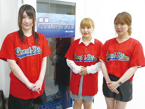 池袋店の制服はレッドです!